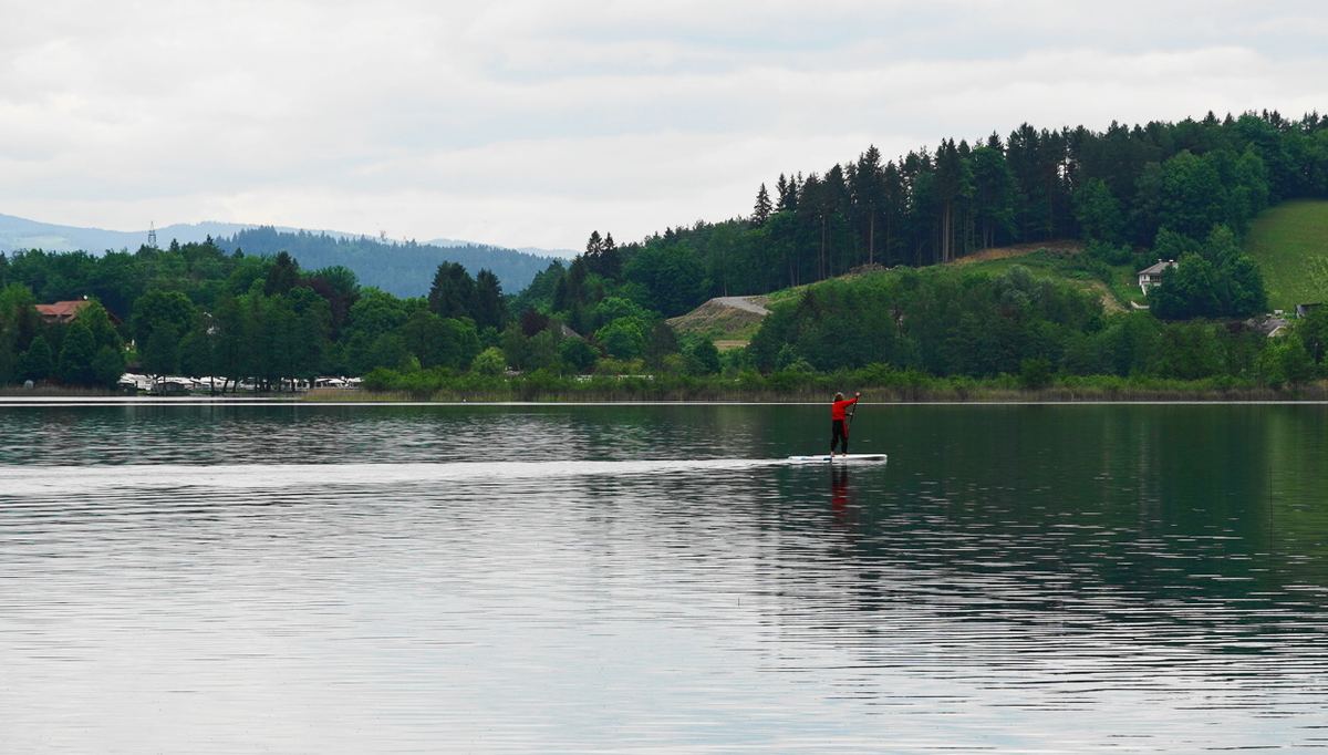 Ruhiger See am Morgen – gute Bedingungen für Stand Up Paddle Yoga