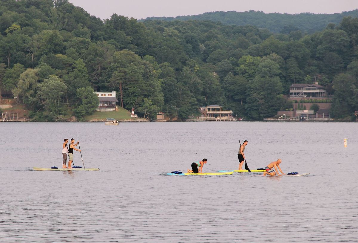 Breite Boards mit großem Deckpad sind für Yoga auf dem Wasser die angenehmste Wahl