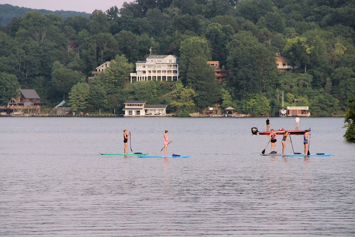 Eine Gruppe verankert ihre Boards für eine längere Einheit auf dem See